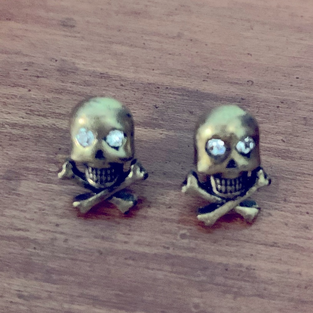 Betsey Johnson - Skull Studs